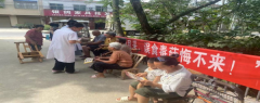 <b>人员通过设立宣传征询点、吊挂、发放宣传手册</b>